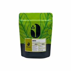 JAMAI CAFE Brazílie Yellow Bourbon Carmo de Minas, zrnková káva 100 procent Arabica, stojací sáček s listovým motivem a etiketou.