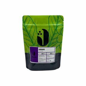 JAMAI CAFE Honduras SHG San Andres, zrnková káva 100 procent Arabica, stojací sáček s listovým motivem a fialovou etiketou.