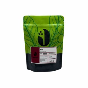 JAMAI CAFE Keňa AA TOP Mount Kenya, zrnková káva 100 procent Arabica, stojací sáček s listovým motivem a červenou etiketou.