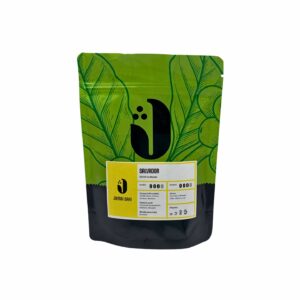 JAMAI CAFE Salvador SHG EP La Majada, zrnková káva 100 procent Arabica, stojací sáček s listovým motivem a žlutou etiketou.