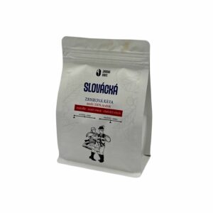 JAMAI CAFE Slovácká, zrnková káva 100 procent Arabica, střední pražení, tóny mandlí a vlašského ořechu, světlý sáček s folklorním párem.