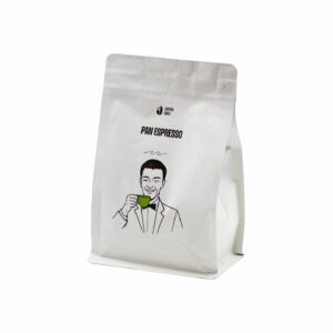 JAMAI CAFE Pan Espresso, zrnková káva pro espresso, bílý sáček s ilustrací muže se zeleným šálkem.