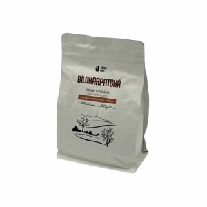 JAMAI CAFE Bílokarpatská, zrnková káva 100 procent Arabica, stojací světlý sáček s motivem krajiny, tóny čokolády, sušeného ovoce a květin.