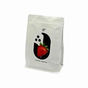 JAMAI CAFE Jahoda, macerovaná káva Sumatra Infused, bílý stojací sáček s logem a obrázkem jahody.