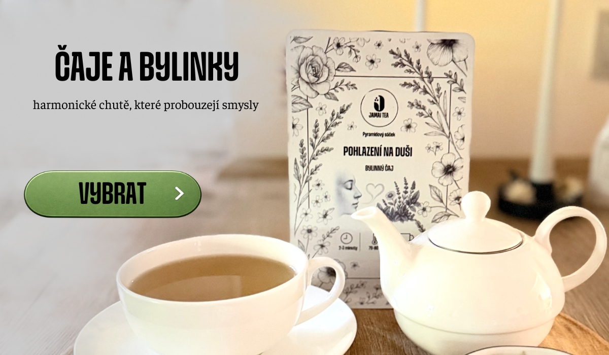 Vánoční kávová směs Jamai Cafe, sáček na stole s šálkem horké kávy a zimními světýlky v pozadí, text Naše vánoční arabika lísková čokoláda, ostružiny, višně a tlačítko Seznamte se