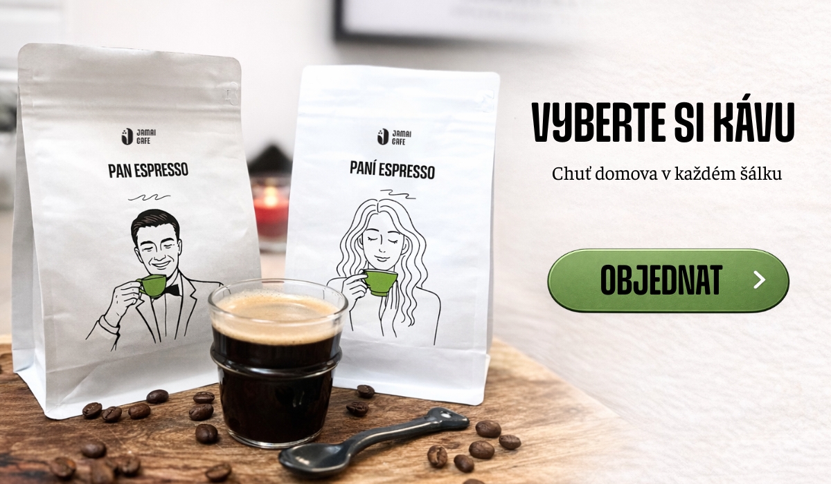 Vánoční kávová směs Jamai Cafe, sáček na stole s šálkem horké kávy a zimními světýlky v pozadí, text Naše vánoční arabika lísková čokoláda, ostružiny, višně a tlačítko Seznamte se