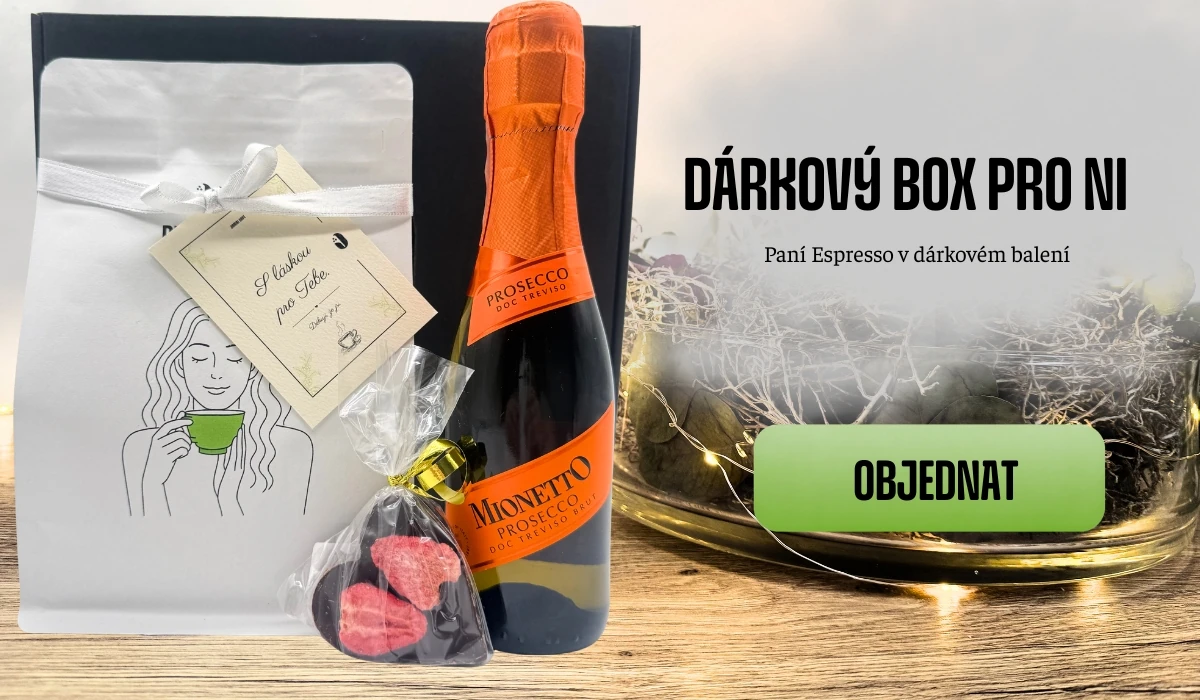 Vánoční kávová směs Jamai Cafe, sáček na stole s šálkem horké kávy a zimními světýlky v pozadí, text Naše vánoční arabika lísková čokoláda, ostružiny, višně a tlačítko Seznamte se